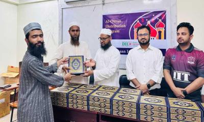 ডিআইইউ’তে ‘আল ঈমান ফাউন্ডেশনের’ বিনামূল্যে কুরআন বিতরণ