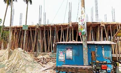 ডাসারে সরকারি খাল দখল করে বহুতল ভবন নির্মাণ