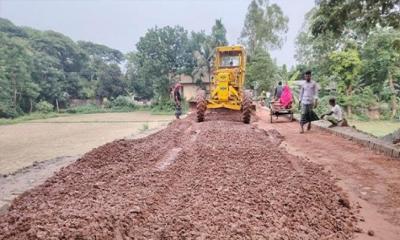সাটুরিয়ায় সড়ক নির্মাণে অনিয়মের অভিযোগ