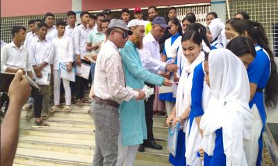মধ্যনগরে ৮৮৫টি কলম এসএসসি পরীক্ষার্থীদের উপহার দিলেন রায়হান উদ্দিন সুহেল