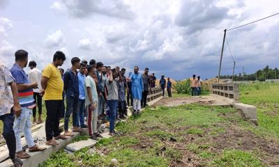 রূপগঞ্জে শত বছরের রাস্তা দখলমুক্ত : এলাকাবাসীর প্রতিবাদে কোম্পানির দেয়াল ভাঙা, ফের দালালচক্র সক্রিয়