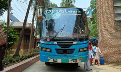সেলফি‍‍`র ধাক্কায় গণস্বাস্থ্যের কর্মীর মৃত্যু, ৬ বাস আটক