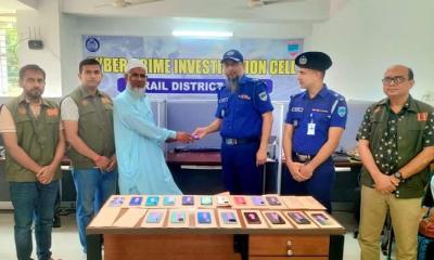 নড়াইলে হারিয়ে যাওয়া মোবাইল ও নগদ টাকা উদ্ধার করে মালিকদের নিকট হস্তান্তর
