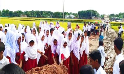 চাঁপাইনবাবগঞ্জে রাস্তায় কাদা, শিক্ষক-শিক্ষার্থীদের উদ্যোগে সংস্কার