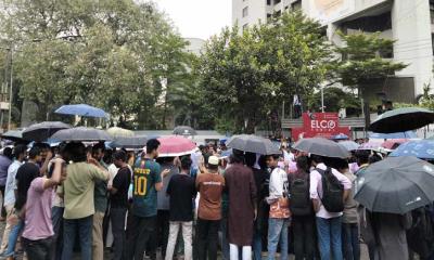 বৃষ্টি উপেক্ষা করে  কাকরাইলে আন্দোলনে অনড় জবি শিক্ষার্থীরা