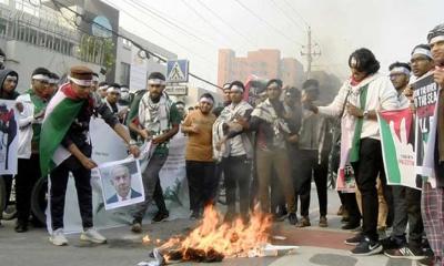 নেতানিয়াহুর কুশপুত্তলিকা দাহ করলেন শিক্ষার্থীরা