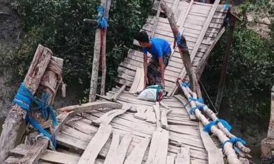 মোরেলগঞ্জে ঝুঁকিপূর্ণ কাঠের পুল  হামাগুড়ি দিয়ে পার হচ্ছে শিক্ষার্থীরা