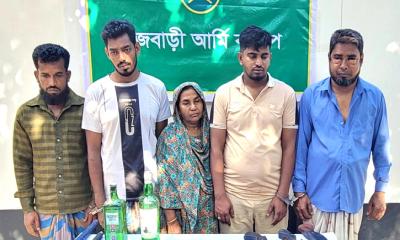 যৌথ অভিযানে রাজবাড়ীতে আগ্নেয়াস্ত্রসহ ‘মজনু গ্রুপের’ সক্রিয় ৫ সদস্য গ্রেপ্তার