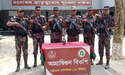 পত্নীতলা বিজিবির অভিযানে পাথরের মূর্তি উদ্ধার