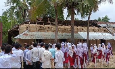 চাঁপাইনবাবগঞ্জে ছাদবিহীন ঘরে ঝুঁকি নিয়েই চলছে শিক্ষা কার্যক্রম; যেকোনো সময় ঘটতে পারে দুর্ঘটনা