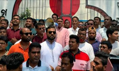 উল্লাপাড়ায় বিএনপি নেতা আজাদ হোসেনের ওপর হামলার প্রতিবাদে বিক্ষোভ মিছিল