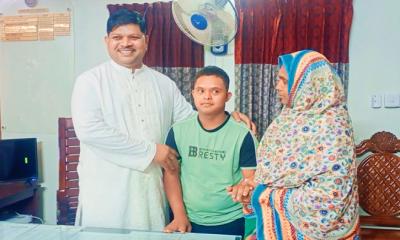 নিখোঁজ সন্তানকে মায়ের কোলে ফিরিয়ে দিলেন মানবিক ওসি