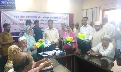 শালিখায় শিক্ষাপ্রতিষ্ঠানে ক্রীড়া সামগ্রী বিতরণ