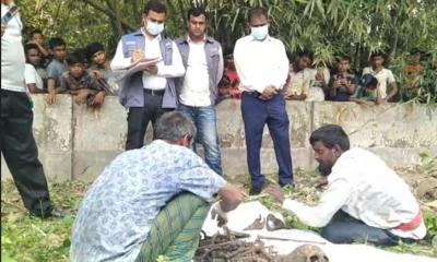 গৌরীপুরে আদালতের নির্দেশে ৩ বছর পর কবর থেকে লাশ উত্তোলন