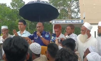 নরসিংদীতে মাদরাসা শিক্ষকের হত্যার ঘটনায় মরদেহ নিয়ে থানা ঘেরাও