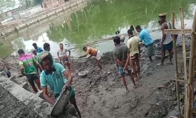 কালাইয়ে প্রশাসনের ওপর ক্ষুব্ধ হয়ে গ্রামবাসী করল সড়ক নির্মাণ
