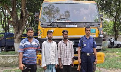 নরসিংদীতে প্রায় ১৭ লক্ষ টাকার  নিষিদ্ধ পলিথিন ব্যাগসহ গ্রেপ্তার-২