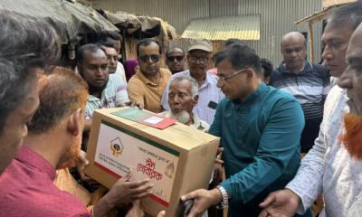 শহীদ আরাফাতের পরিবারের হাতে ঈদ উপহার তুলে দিলেন বিএনপি নেতা সেলিমুজ্জামান
