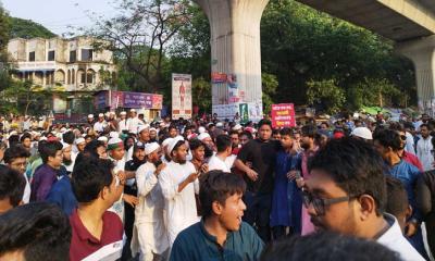 ঢাকায় উত্তাল রাজপথ: একাধিক মোড়ে আওয়ামী লীগ নিষিদ্ধের দাবিতে অবরোধ
