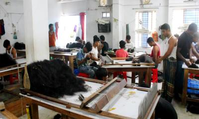 মেয়েদের ঝরে পড়া চুল রপ্তানি করে কোটি টাকা আয়