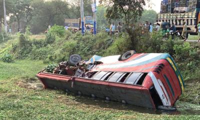 রাজশাহীতে বাস-ট্রাক সংঘর্ষে নিহত ৩, আহত অন্তত ৫০