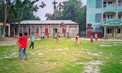 খেলার মাঠ নেই তরুণরা ঝুঁকছে মুঠোফোনে
