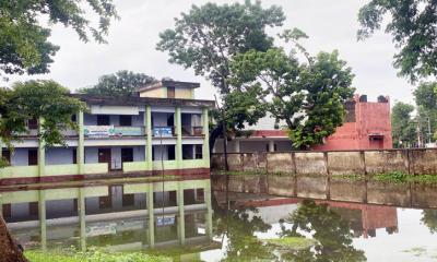 অল্প বৃষ্টিতেই বিদ্যালয়ের মাঠে থৈ থৈ পানি