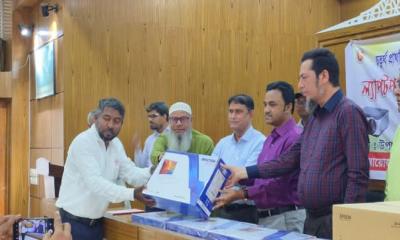 মান্দায় সরকারি প্রাথমিক বিদ্যালয়ে ল্যাপটপ-প্রজেক্টর ও মাল্টিমিডিয়া সামগ্রী বিতরণ