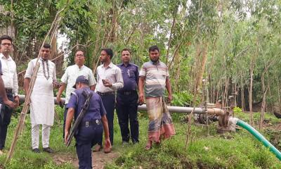 নদী থেকে অবৈধ বালু উত্তোলন ভ্রাম্যমাণ আদালতে রংপুরের সহকারী কমিশনার