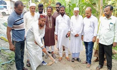 বাউফলে ব্যাক্তিগত অর্থায়নে বিএনপি নেতার রাস্তা মেরামত