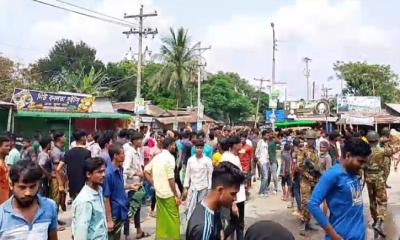 আড়াইহাজারে ৪ দফা দাবিতে  সড়ক অবরোধ করে  পাওয়ারলুম শ্রমিকদের বিক্ষোভ