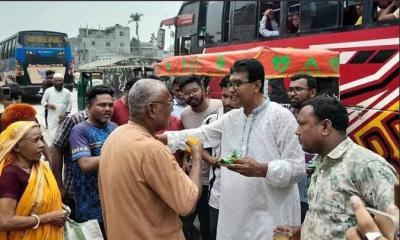 তাপদাহে ক্লান্ত পথচারী মাঝে শরবত ও বিস্কুট বিতরণ করলেন বিএনপি নেতা আমিনুল
