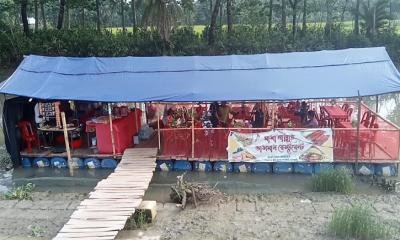 ঝালকাঠিতে জনপ্রিয় হচ্ছে ভাসমান রেস্তোরাঁ