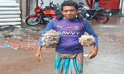 ডিগ্রি কলেজের ছাত্র প্রতিবন্ধি হারুন ফেরি করে সংসার চালান