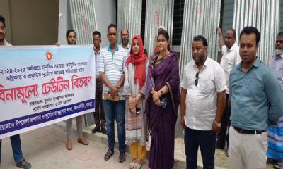 আদমদীঘিতে বিনামূল্যে ঢেউটিন বিতরণ