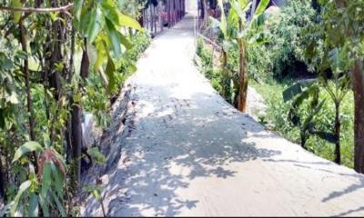 চরভদ্রাসনে নিম্নমানের সামগ্রী দিয়ে রাস্তা নির্মাণের অভিযোগ