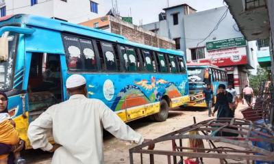 লৌহজংয়ে সড়কের উপর অবৈধভাবে গাড়ি পার্কিং করায় অর্থদণ্ড