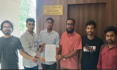 কুবিতে দ্রুত বিদ্যুৎ সংকট নিরসনের দাবিতে শিক্ষার্থীদের স্মারকলিপি