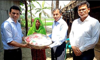সরকারের পক্ষে ঈদ শুভেচ্ছা উপহার পৌছালেন মাগুরা জেলা প্রশাসক
