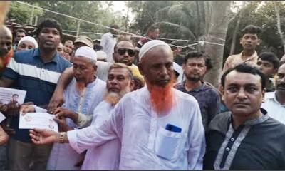 বিএনপি নেতা সেলিমুজ্জামানের  অগ্নিকাণ্ডে ক্ষতিগ্রস্থ পরিবারের মাঝে   আর্থিক অনুদান প্রদান