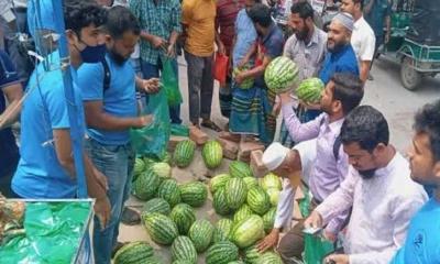 ফরিদপুরের ডা: নাহিদুল হকের উদ্যোগে  স্বল্পমূলে তরমুজ, আনারস, মাংস বিক্রয়