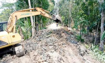 পটুয়াখালীতে ব্যক্তিগত উদ্যোগে ইউপি চেয়ারম্যানের বেড়িবাঁধ মেরামত