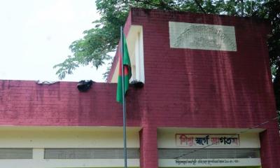 নাজিরপুরে বিদ্যালয় ছুটির পরেও উড়ছিল জাতীয় পতাকা!