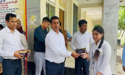 নারায়ণগঞ্জে এসএসসি পরীক্ষার্থীদের চকলেট উপহার দিলেন জেলা প্রশাসক