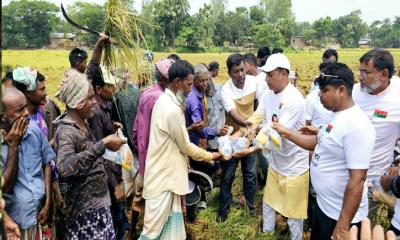 মান্দায় কেন্দ্রীয় বিএনপি নেতার উদ্যোগে কৃষকদের মাঝে খাবার  বিতরণ