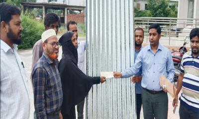 তারাকান্দায় ক্ষতিগ্রস্ত পরিবারের মাঝে টিন বিতরণ