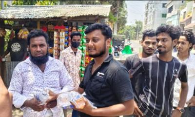 নিয়ামতপুরে পরীক্ষার্থীদের বিস্কুট পানি ও খাবার স্যালাইন বিতরণ ছাত্রদলের