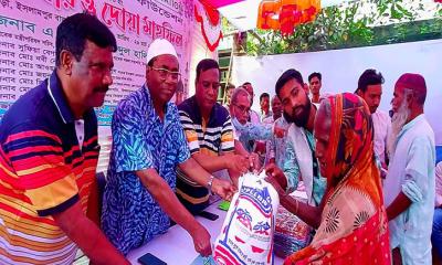 ইসলামপুরে অসহায় পরিবার মাঝে মিনা আজাদ মফিজ ফাউন্ডেশনের ঈদ উপহার বিতরণ