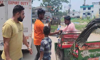 সরাইলে তারুণ্যের সংগঠনের পানি ও খাবার স্যালাইন বিতরণ