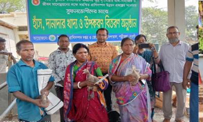 পত্নীতলায় ক্ষুদ্র নৃগোষ্ঠীর মাঝে হাঁস ও খাদ্য উপকরণ বিতরণ